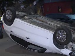 Impresionante choque y vuelco en Caballito dejó un herido