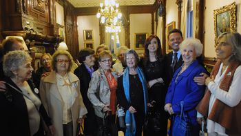 cristina fernandez, las abuelas y luis miguel, juntos en la rosada cristina fernandez, las abuelas y luis miguel, juntos en la rosada