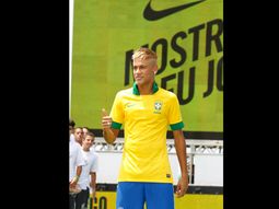 neymar presento la nueva camiseta de brasil neymar presento la nueva camiseta de brasil