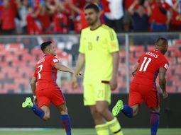 Alexis abrió la cuenta con una obra de arte de tiro libre Alexis abrió la cuenta con una obra de arte de tiro libre