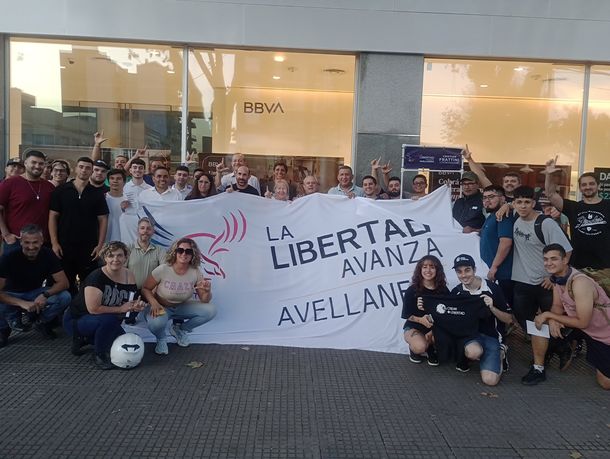 Candidato de La Libertad Avanza postea fotos semidesnuda y subidas de tono de su esposa, también libertaria