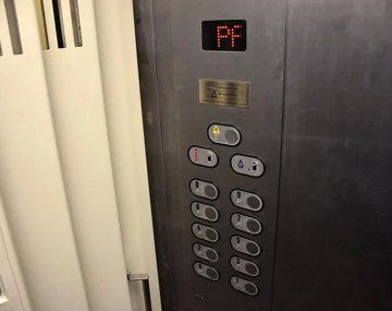 Una mujer quedó atrapada en un ascensor y tuvo que ser rescatada por Bomberos