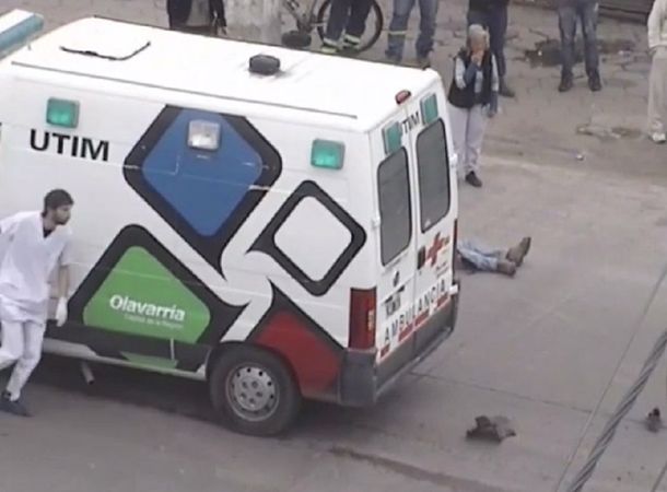 VIDEO: Pasaron el semáforo en rojo y fueron atropellados por un camión