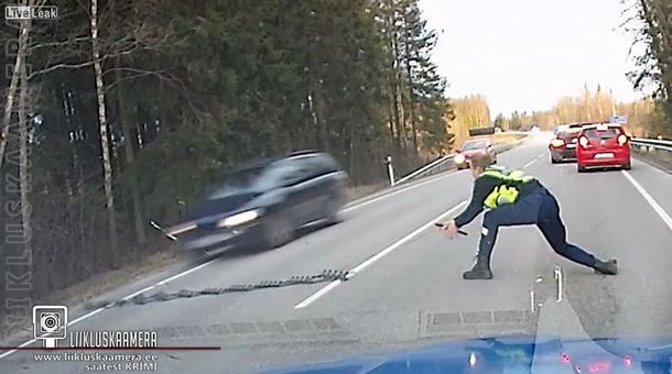 La maniobra de un policía para detener un auto
