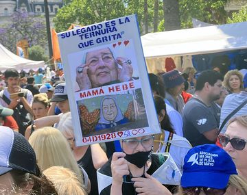 Homenaje a Hebe en Plaza de Mayo: Tu voz y tu pensamiento serán nuestra guía