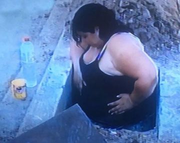 Mujer cayó a un pozo y tuvo que ser rescatada por los bomberos.