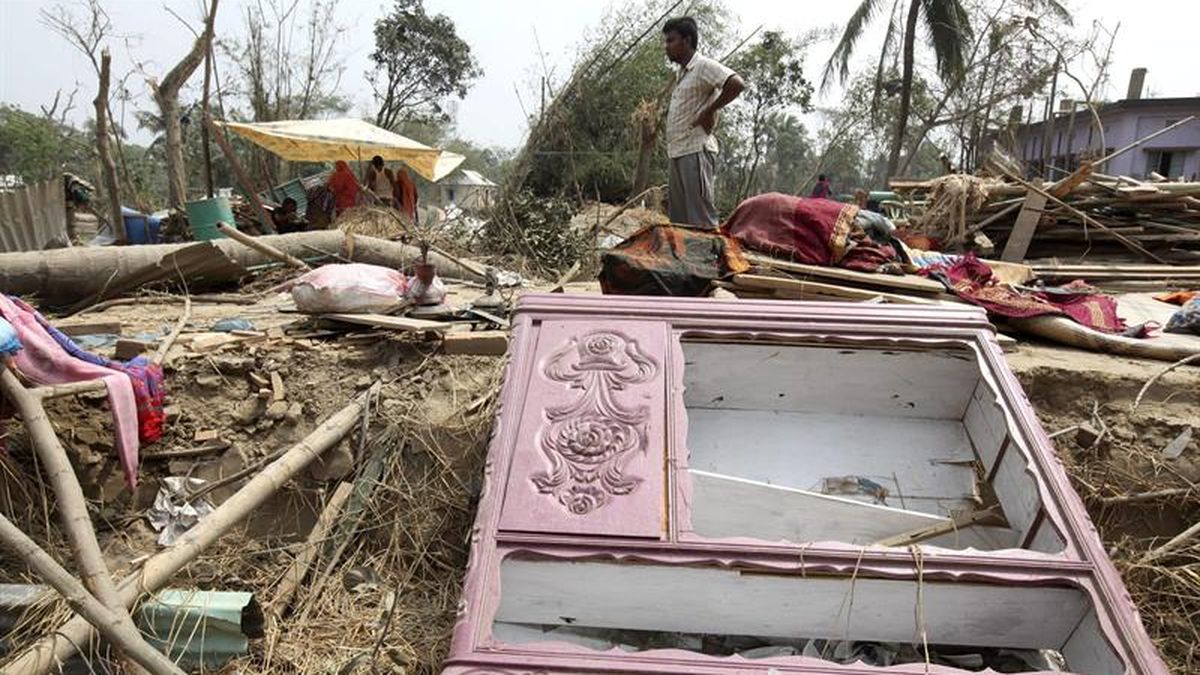 Más de 20 muertos y 300 heridos por un tornado en Bangladesh