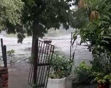 Buscan a un joven que fue arrastrado por el agua durante una tormenta en Tucumán
