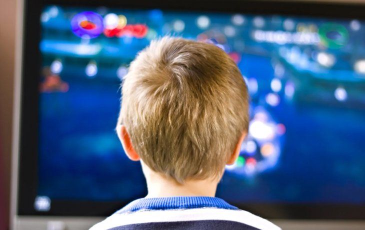 Cuál es el tiempo máximo que debe pasar un niño frente a una pantalla