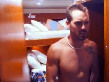 Participante de un reality quiso entrar desnudo al camarote de una compañera borracha