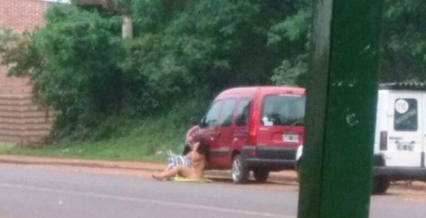 Su novio la dejó y decidió desnudarse en medio de la calle para pedirle que vuelva con ella