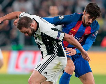 La cara de un árbitro cuando ingresa el compañero más discutido de Messi