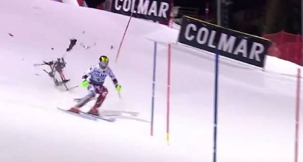 VIDEO: Esquiador escapó del golpe de un drone en plena competencia