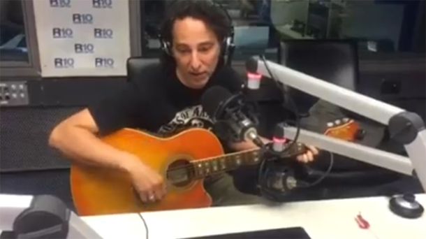 VIDEO: Javier Calamaro le dedicó una canción a minutouno.com