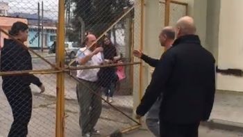 Sergio Hernández paró a saludar al particular fanático Sergio Hernández paró a saludar al particular fanático