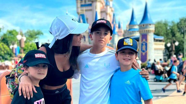Antonela Roccuzzo visitó Disney junto a sus hijos