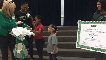 una nena de 8 anos gano una beca para la universidad con su video motivacional una nena de 8 anos gano una beca para la universidad con su video motivacional