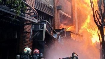 explosion e incendio en caballito por un escape de gas: impactantes imagenes explosion e incendio en caballito por un escape de gas: impactantes imagenes