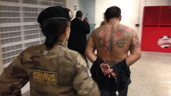 hinchas de racing fueron detenidos tras enfrentarse con la policia de brasil hinchas de racing fueron detenidos tras enfrentarse con la policia de brasil