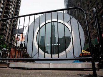 Cerraron el portal entre Nueva York y Dublín tras el desnudo de una modelo de OnlyFans