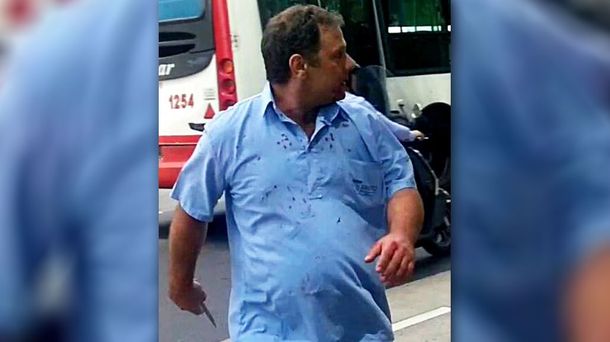 Un colectivero atacó con un cuchillo a un pasajero porque le pidió que no fume