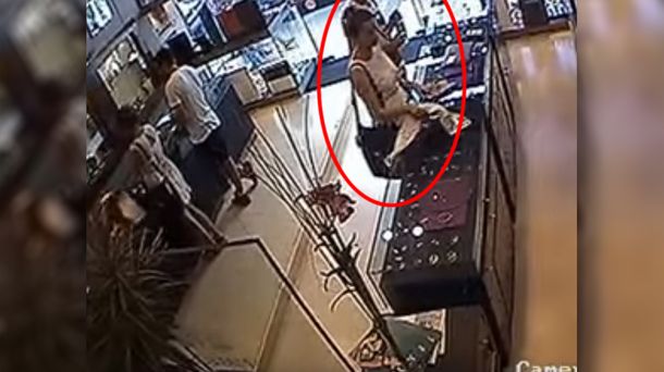 VIDEO: Con la complicidad de su pareja, robó en una joyería