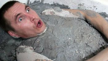 un hombre se metio en una banadera con cemento fresco y se pego un susto un hombre se metio en una banadera con cemento fresco y se pego un susto