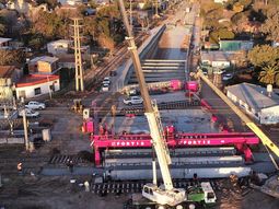 Trenes Argentinos construye 26 pasos bajo a nivel a la vez