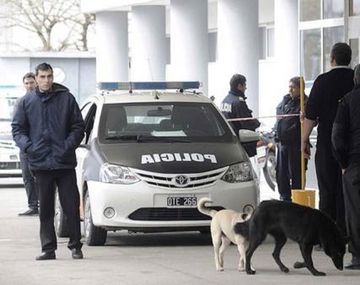 Detiene a ocho policías por la muerte de un ladrón en un patrullero