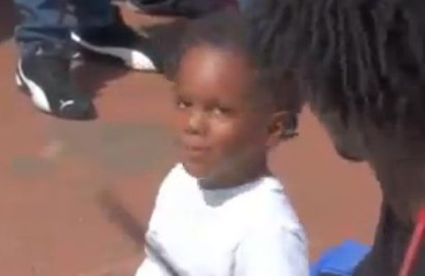 Un pequeño gran talento que la rompe con los tachos de plástico