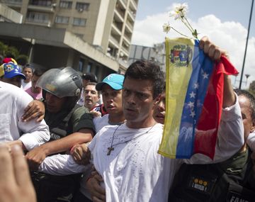 El líder opositor venezolano Leopoldo López se entregó en las calles de Caracas