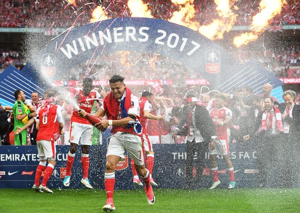 El chileno Alexis Sánchez descorchando un champagne durante la celebración de la FA Cup