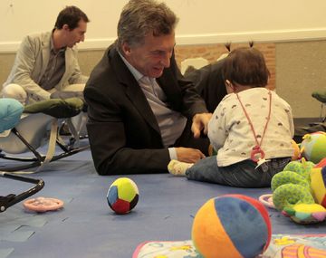 Mauricio Macri durante una de sus visitas a un jardín de infantes