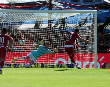 Diego Abal cobró un polémico penal de Desábato sobre Mayada en el empate entre River y Estudiantes