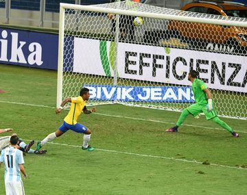 Paulinho metió el tercero de Brasil ante Argentina en Belo Horizonte por Eliminatorias