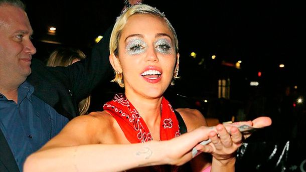 La desagradable foto de Miley Cyrus depilándose las axilas