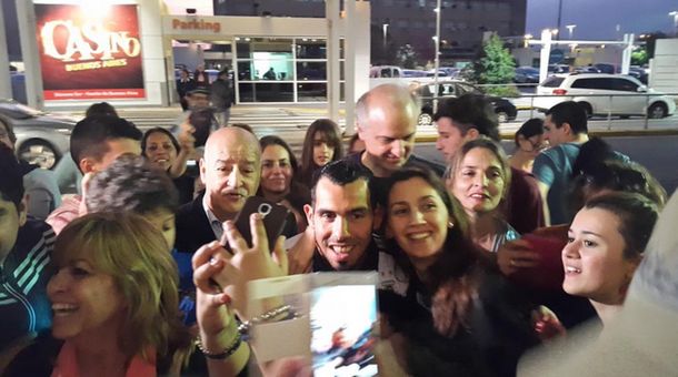 Doble alegría para Tevez por la vuelta a la Selección y la punta de Boca