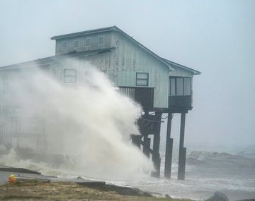 Michael dejó caos y destrucción en su paso por Florida: ya bajó a la categoría 2