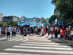 piqueteros cortan la 9 de julio en reclamo de la liberacion de sala piqueteros cortan la 9 de julio en reclamo de la liberacion de sala