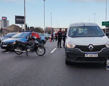 Una camioneta embistió a una motociclista en General Paz.