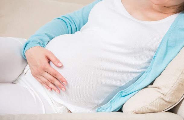 Una abuela usó un método ancestral para saber el sexo del bebé y desató la polémica