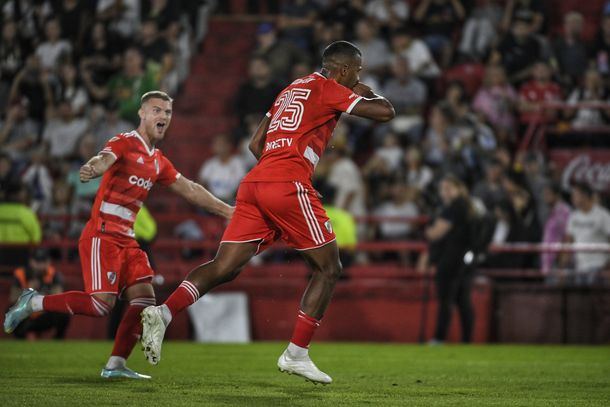 River goleó 3-0 a Huracán y es más líder que nunca