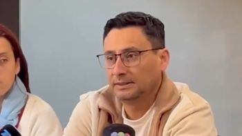 El papá de Agostina Vega se quebró en la conferencia de prensa El papá de Agostina Vega se quebró en la conferencia de prensa