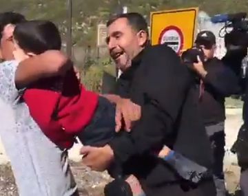 El emotivo reencuentro de un padre con su hijo después de un bombardeo en Siria
