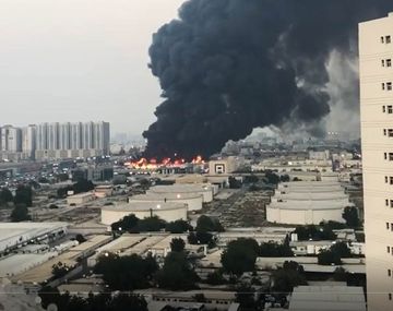 Otra gigantesca explosión: ahora en un mercado de los Emiratos Árabes Unidos