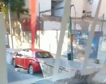 Viral: denuncian que un camionero atrapó un auto entre dos volquetes