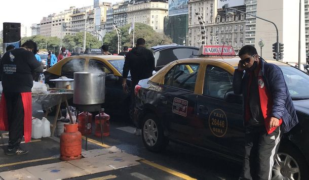 Protesta de conductores de taxis en el Obelisco -  Foto: @lagarfernandez/twitter