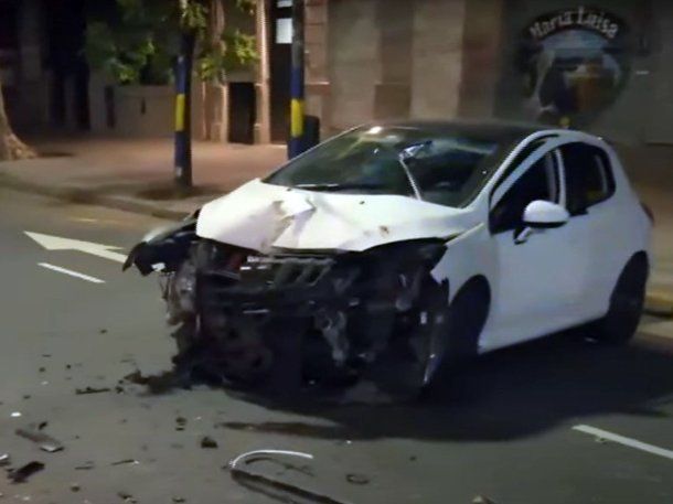Violento choque en La Boca: un auto impactó contra el Metrobús y quedó destruido Violento choque en La Boca: un auto impactó contra el Metrobús y quedó destruido
