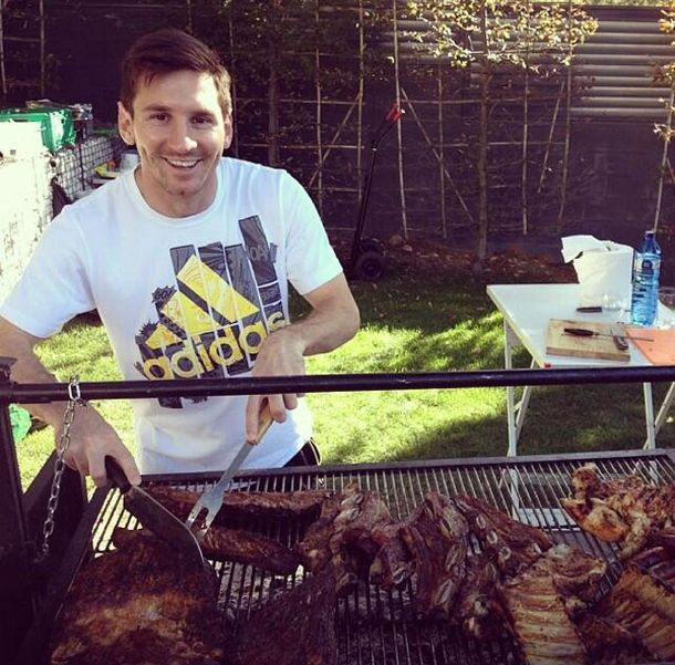 Tras el triunfo en el clásico Messi celebró con un asado