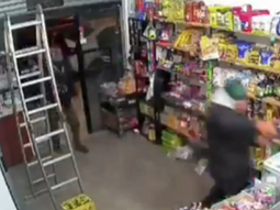 violento asalto en la puerta de un kiosco: se llevaron un auto y la recaudacion y todo quedo filmado violento asalto en la puerta de un kiosco: se llevaron un auto y la recaudacion y todo quedo filmado